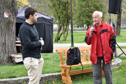 Gawędy i opowieści pod Drzewem Opowieści w Parku Kopczyńskiego - Mateusz Świstak i Gustaw Czyż